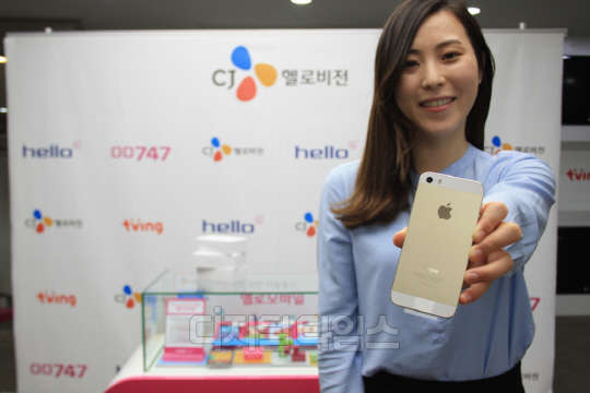 CJ헬로비전(대표 김진석)은 알뜰폰(MVNO) 브랜드 헬로모바일이 브라이트스타코리아(대표 황의진)와 알뜰폰업계로선 최초로 '아이폰5S 리퍼비쉬'(16GB)를 판매한다고 1일 밝혔다. <CJ헬로비전 제공>